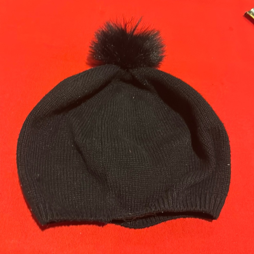 SLOUCHY CAP WITH FAUX FUR POM POM BLACK (one size)